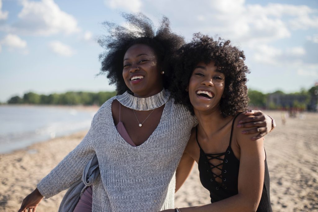 femmes qui rient